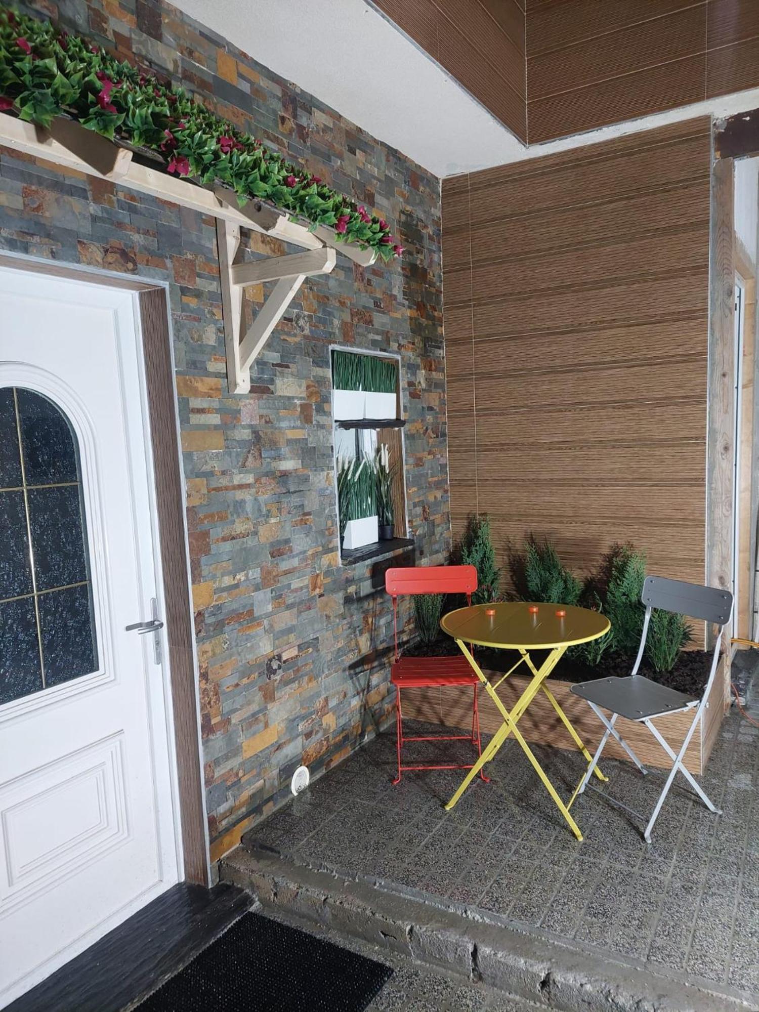 Paris-Julesverne-Bienvenue-Terrasse-Netflix Pantin Bagian luar foto